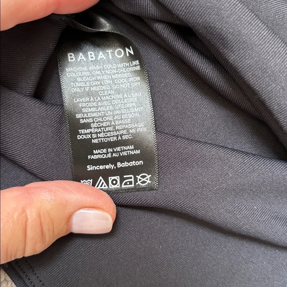 Aritzia contour Set of Black + White Sleeveless Tank Tops - Picture 5 of 9